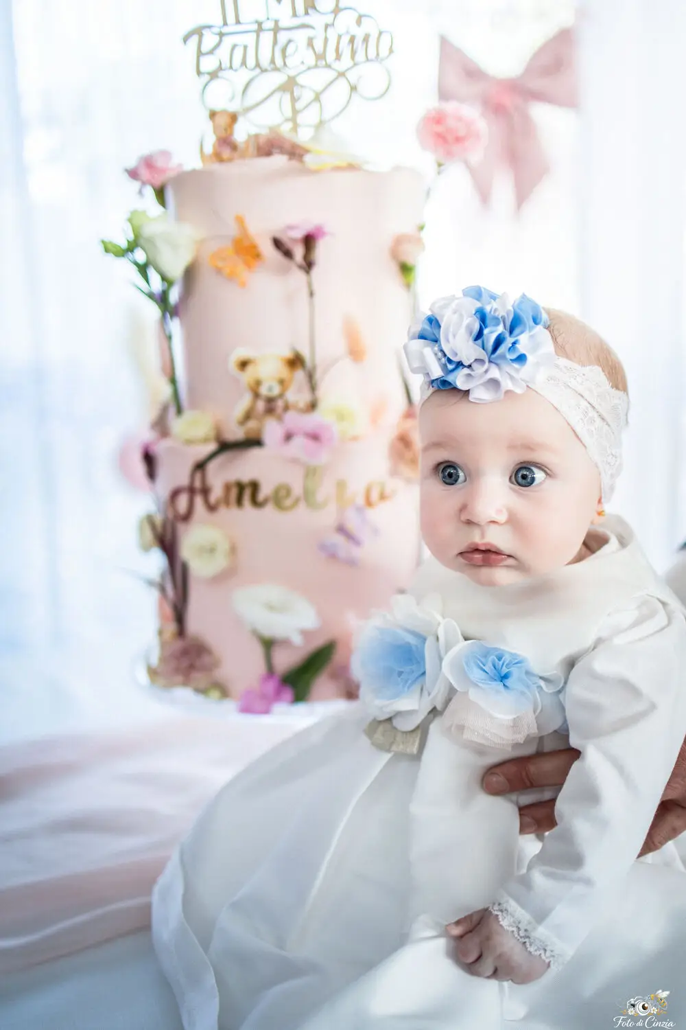 foto battesimo con neonata e torta di battesimo decorata