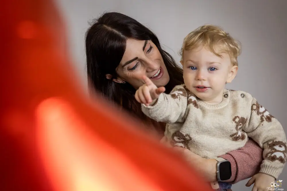 foto famiglia con mamma e bambino che giocano insieme in studio