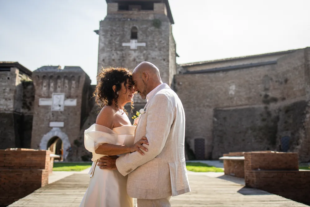 foto matrimonio con gli sposi abbracciati davanti al castello