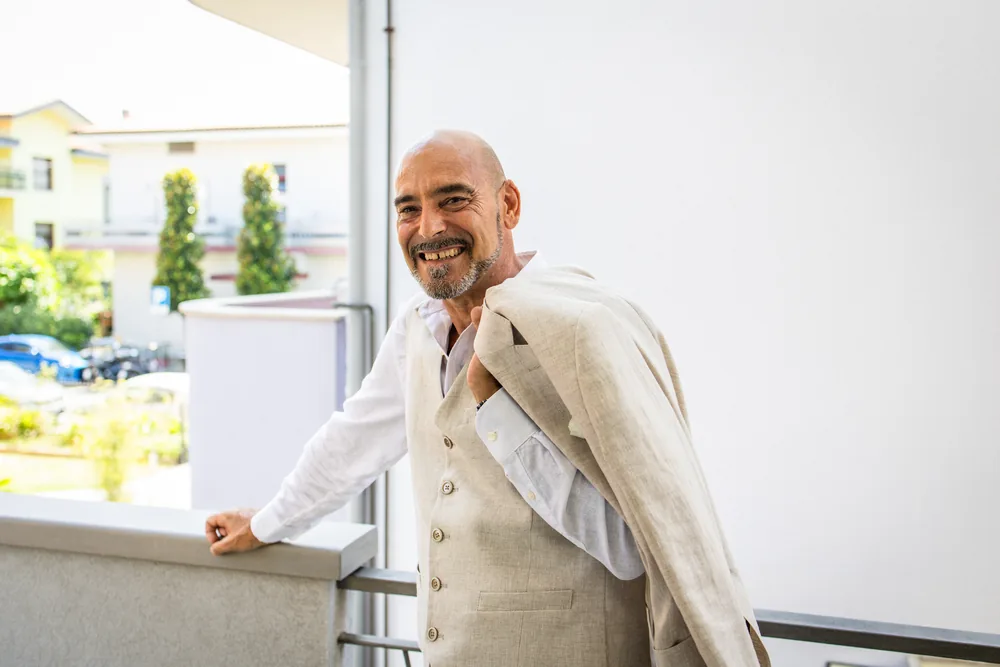foto matrimonio con lo sposo sorridente durante i preparativi